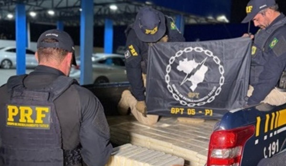 PRF encontra 475 kg de cocaína em caminhão após suspeitar de luz azul nos faróis no Norte do Piauí